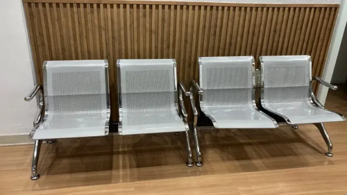 Cadeiras Longarinas de aço inox - Pouco uso