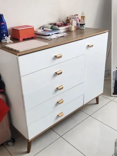 Cômoda com cinco gavetas