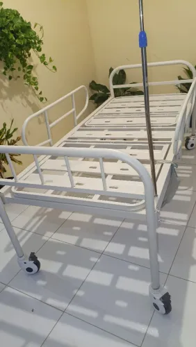 Cama hospitalar com alavancas para levantar cabeça e pernas 