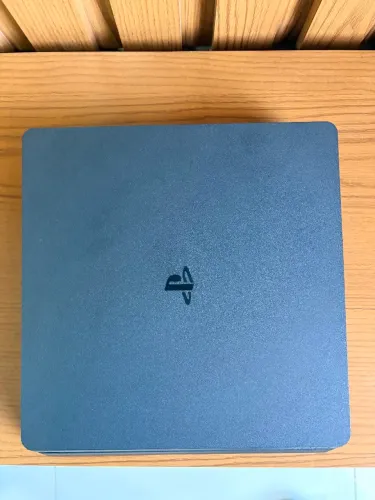 Vendo ps4 slim 1tb semi novo com 2 controles e mais de 12 jogos