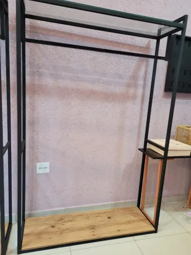 Arara industrial ideal para loja de roupas ou closet 