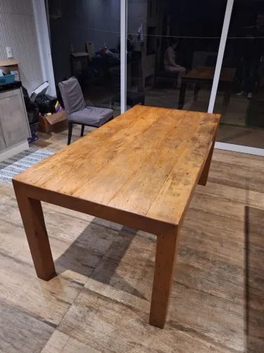 Mesa em madeira de demolição peroba rosa, 6 lugares, medindo 1,80 X 0,90 m.