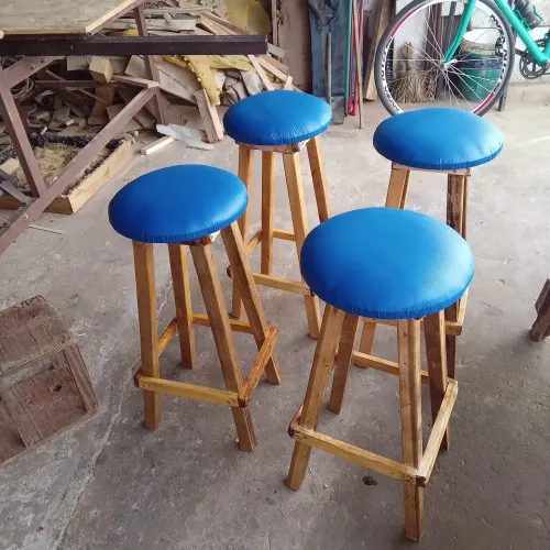 Vendo 04bancos prara balcão de cozinha feito madeira macio pronto pra usar no balcão 