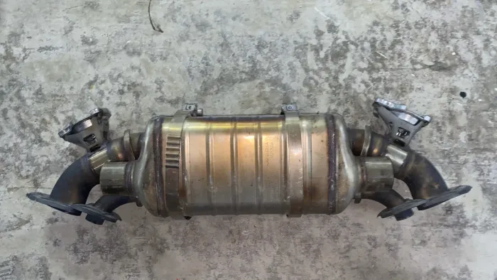 Abafador traseiro Porsche 911 992 2023 2024 - apenas 3 mil km de uso