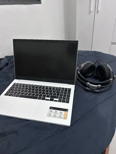 ? Notebook Samsung Book 15" em excelente estado de conservação, pronto para uso!
