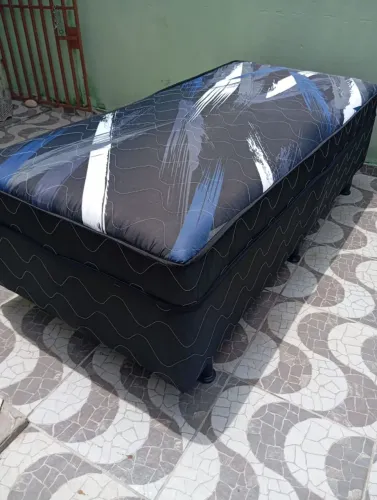 Cama solteiro com molas e espuma ?
