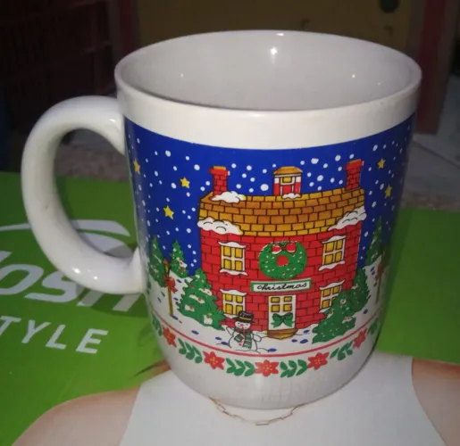 CANECA VINTAGE DE NATAL - ILUSTRAÇÃO CASA DE TIJOLOS / BONECO DE NEVE