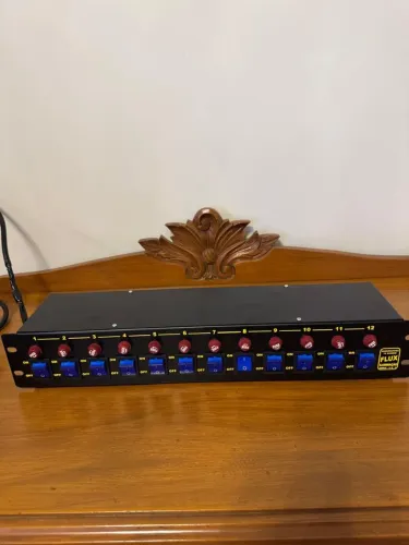 Chaveadora 12 tomadas iluminação Flux dj com cabo de 6 metros de energia .