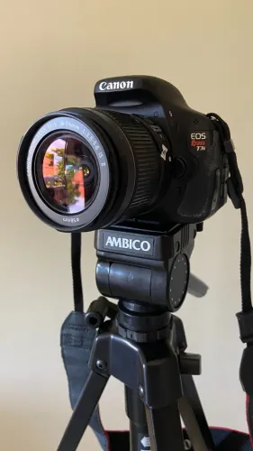 Câmera Canon T3i com lente 18-55mm f3.5-5.6