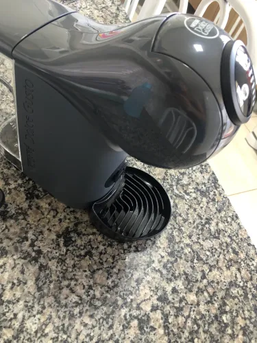 Cafeteira Dolce Gusto e suporte cápsulas