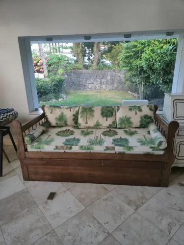Lindo sofá bicama de madeira