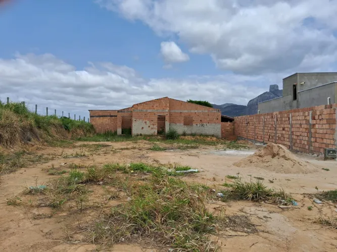 Medidas 17X23, com um construção em andamento