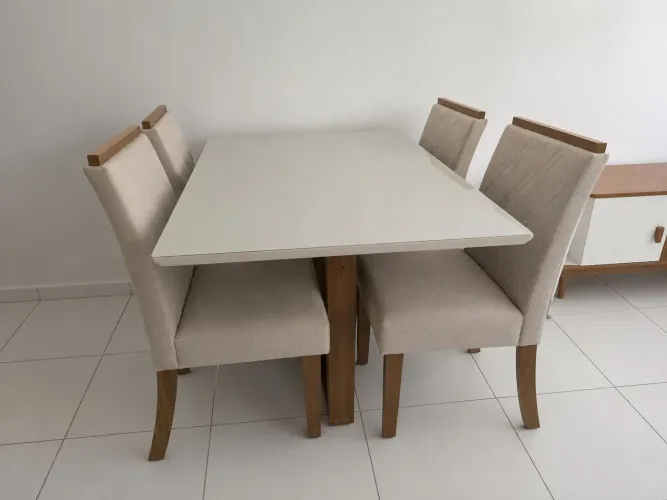 Vende-se mesa com 4 cadeiras 