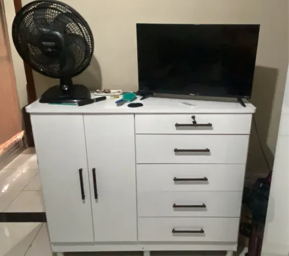 Cômoda branca com 5 gavetas e 2 portas