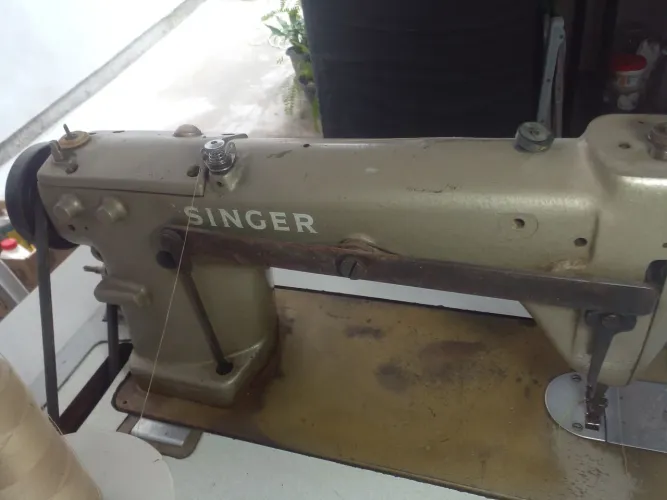 Maquina de costura reta industrial Singer