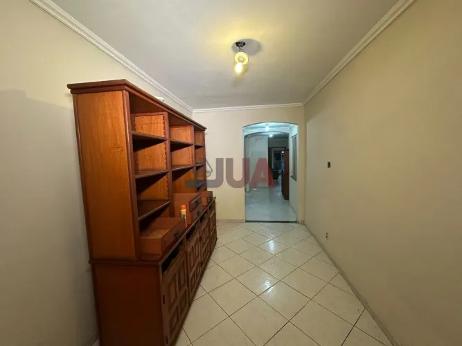 CASA TÉRREA AMPLA NO CENTRO DE NOVA IGUAÇU - ESPAÇO, CONFORTO E EXCELENTE LOCALIZAÇÃO