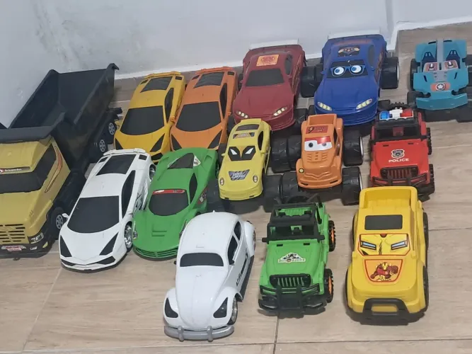 Carrinhos grandes em ótimo estado ....