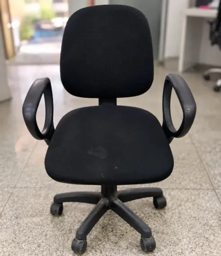 Cadeira de Escritório Com Rodinhas Usada Preta