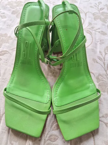 Vendo uma sandália linda perfeita.