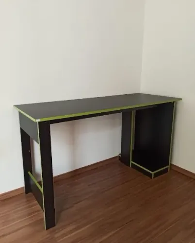 Mesa gamer para PC, preta com detalhes verde