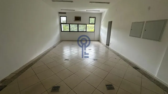 Sala comercial com 50 m² para alugar na Rodovia José Carlos Daux