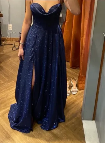 Vestido de festa azul com brilho
