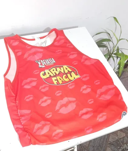 Regata Carvafacul Devassa Vermelha Estampada Tamanho M