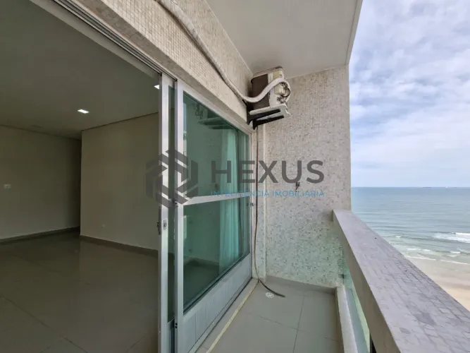Apartamento reformado com varanda vista mar a 1 quadra da praia nas Pitangueiras, Guarujá