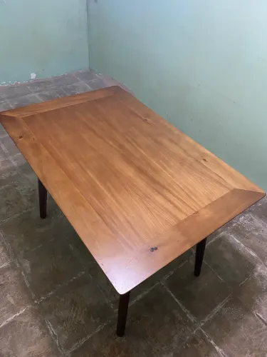 Mesa de madeira maciça Tauari