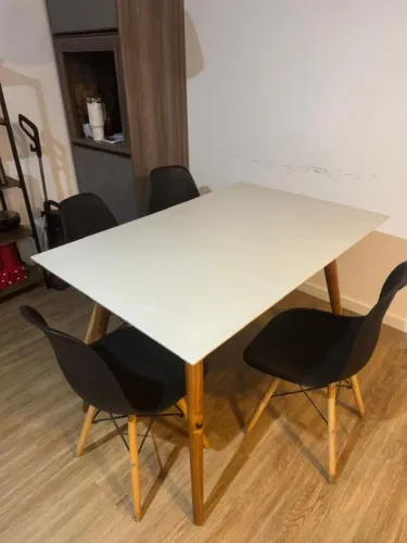 Mesa de jantar USADA com 4 cadeiras