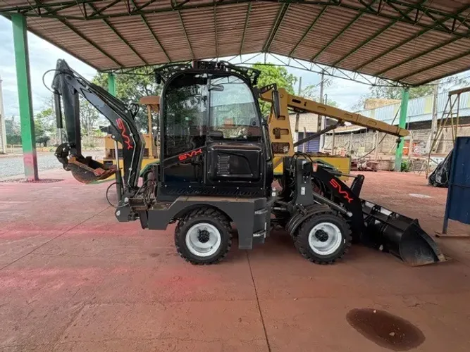 Mini Retroescavadeira SVX R1000 - Ano 2025