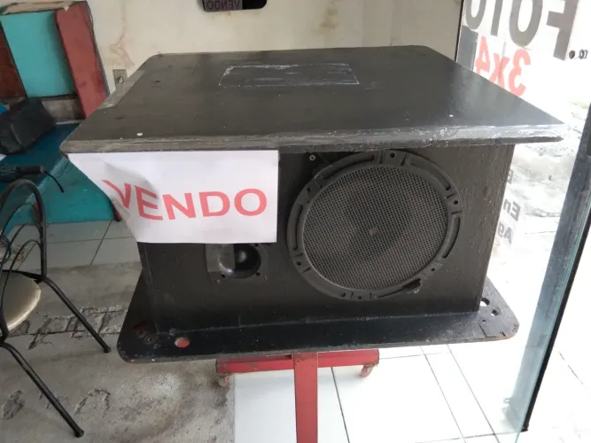 Caixa de som de 1.200 watts