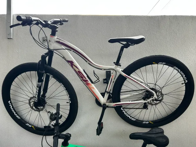 Duas bicicletas aro 19 mais acessórios 