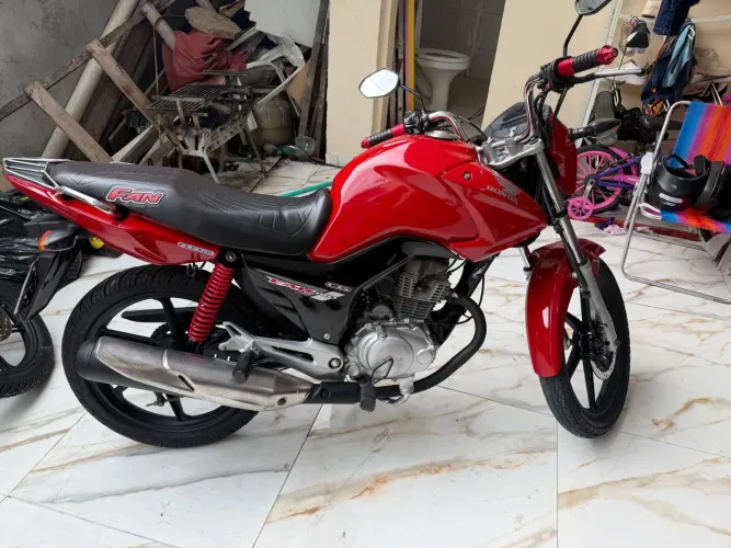 Vendo essa moto fan 150 endias só transferir ano 2014