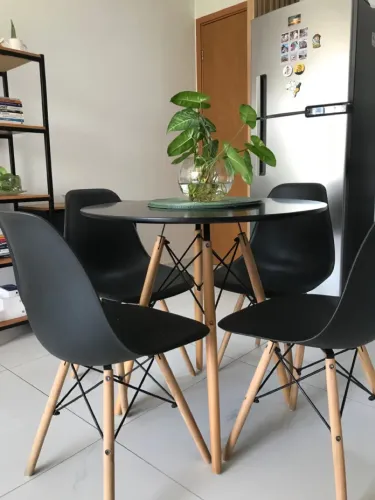 Mesa redonda Eiffel com 4 cadeiras Preta