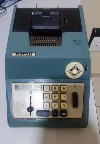 Máquina de somar Olivetti década de 70.