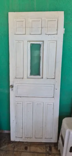 Porta de madeira maciça.