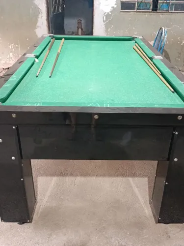 Mesa de sinuca semi-nova.