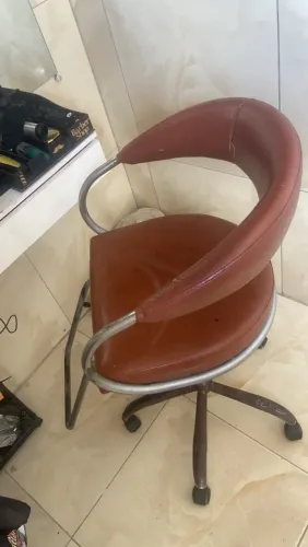 Cadeira por 150 e lavatório por 200 os dois por 300
