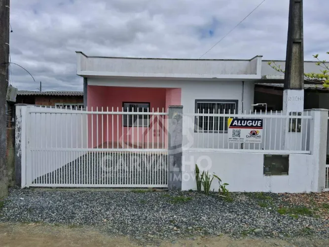 Casa com 2 quartos e amplo terreno para locação anual em Itajuba Barra Velha