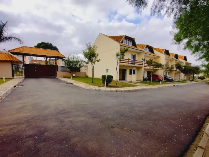 Sobrado Triplex em Condominio familiar com linda área verde e localiza- Curitiba - PR
