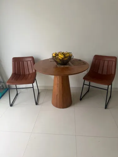 Mesa Endo Tok Stok Seminova com 2 cadeiras