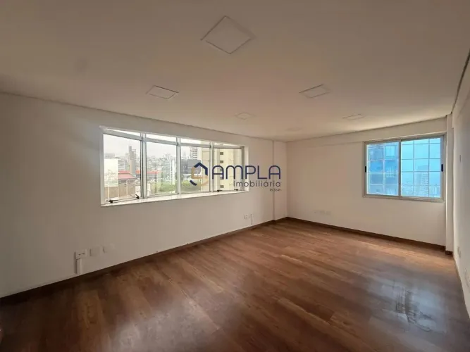 Sala Comercial de 120² no Pilotis, vista previlegiada e acabamento premium.