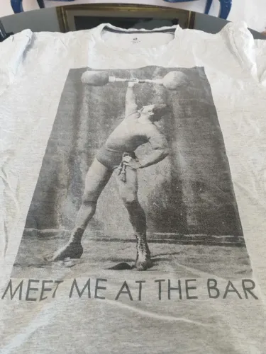 Camisa "meet me at  the bar" Irreverente Retro 