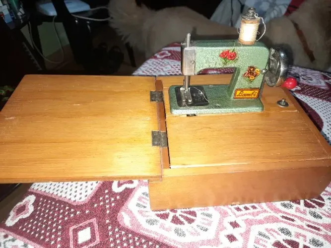 Máquina de costura infantil anos 50/60