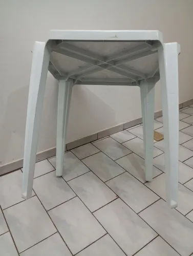 1 Mesa Quadrada de Plástico ler a descrição