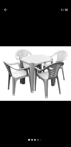 Mesa de 4 lugares com 4 poltronas de plástico reforçada