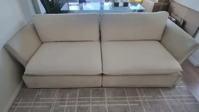 Sofá off white grande e confortável