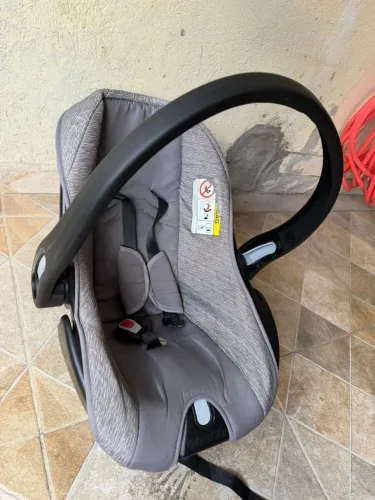 Vendo carrinho e bebe conforto 