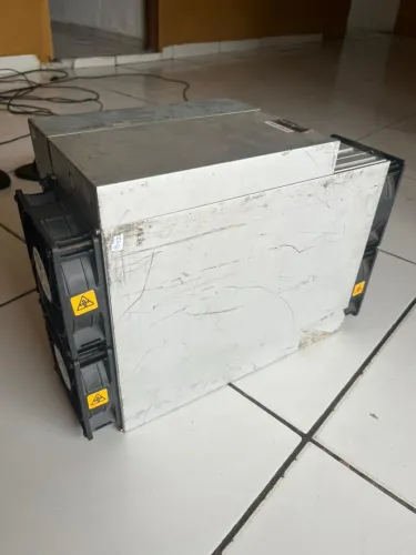 Mineradora antminer s19